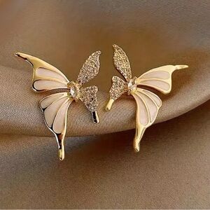 NWOT - Elegant Butterfly Post Earring
